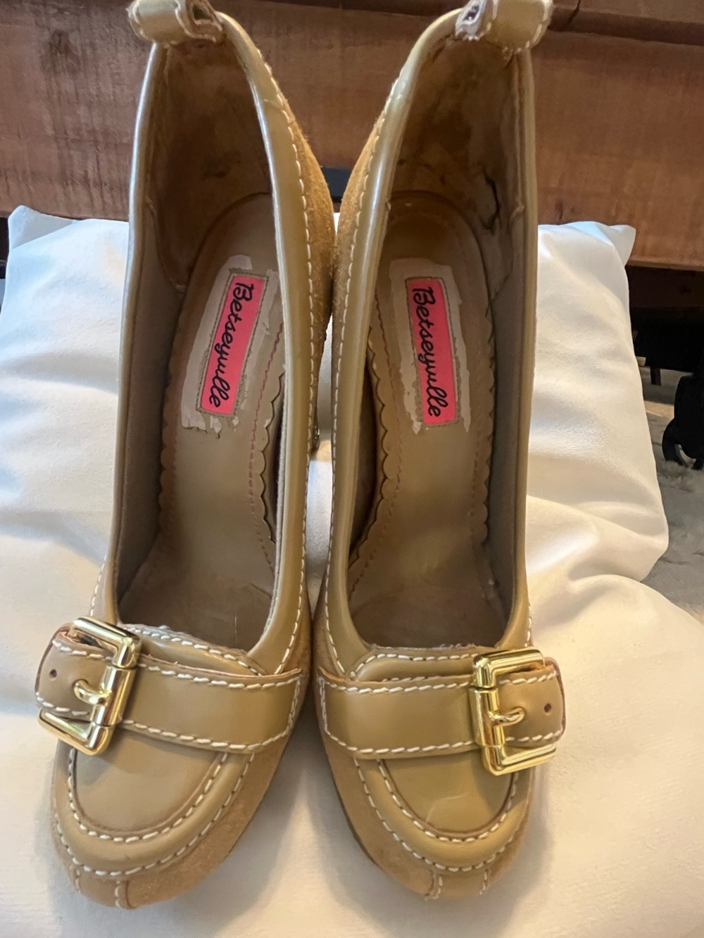 Betsey Johnson XOX Betseyuille Leather & Suede Platform Pumps with Gold Buckl - Picture 1 of 11